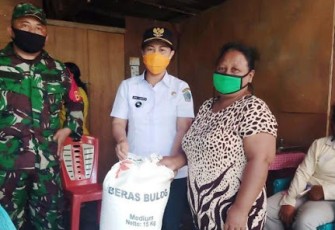 Babinsa Kelurahan Papusungan Serahkan Bansos PKH Kepada Warga Pra Sejahtera