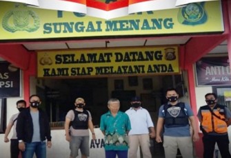 Tersangka (diborgol) saat diamankan