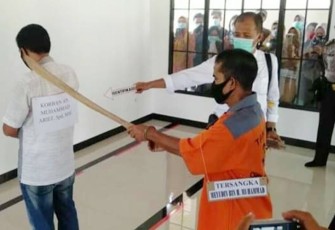 Adegan pembacokan terhadap korban saat salat