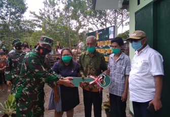 Kasdam XIII Merdeka didampingi oleh pjs walikota dan Dandim 1310/Bitung saat serahkan kunci rumah secara simbolis kepada warga
