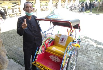 Endang Salah Satu Tukang Becak di Purwakarta Yang Mendapat Bantuan Becak Wisata dari Pemerintah Kabupaten Purwakarta (Foto Aik NH)