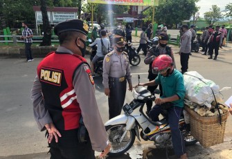 Polres Batang melakukan operasi di Jl. Dr Sutomo Batang, depan gedung Pramuka Batang. Minggu (1/11/2020)   