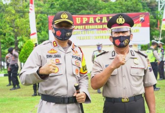 Kapolres Batang AKBP Edwin Louis Sengka, S.I.K., M. Si. foto bersama Ipda Slamet  di Halaman Mapolres Batang, Senin (2/11/2020). 