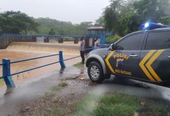 Kapolsek Batang Kota AKP Sukamto bersama anggota melaksanakan patroli dan cek debit air Bendungan Kedungdowo Kramat Batang, Kamis (5/11/2020).