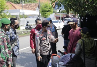petugas gabungan dari Polres Batang, Kodim 0736/Batang dan Satuan Polisi Pamong Praja (Satpol PP) Kabupaten Batang di Jalan RE. Martadinata depan Pabrik Miki Moto Batang, Jumat (6/11/2020).     