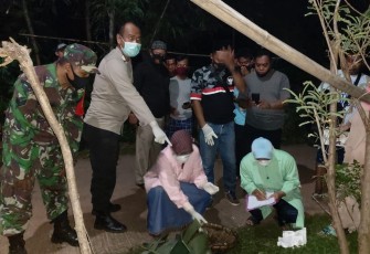 Kapolsek Gringsing AKP H. Deka D dibantu Inafis Satreskrim Polres Batang dan petugas Puskesmas  Gringsing I serta Koramil Gringsing di TKP dan melakukan pemeriksaan terhadap mayat bayi tersebut di Gringsing. Senin (9/11/2020)