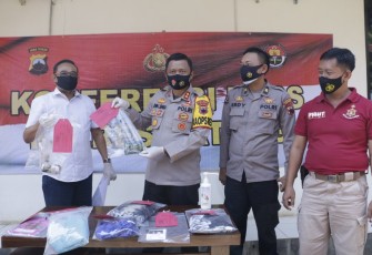 Kapolres Batang AKBP Edwin Louis Sengka didampingi Kasatreskrim AKP Budi Santoso pada acara konferensi pers, Rabu (11/11/2020).