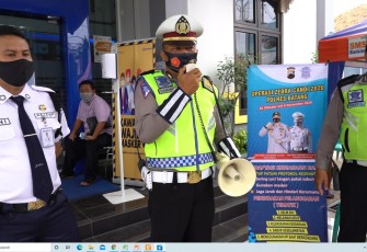 Satuan Lalu Lintas Polres Batang, para petugas sosialisasikan prokes di Markas Komando (MAKO) Satuan Lalu Lintas Polres Batang, Kamis (12/11/2020).   