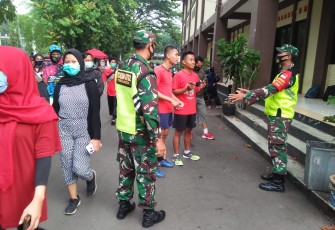 Gugus Tugas Penanganan Covid-19 Kabupaten Purbalingga melaksanakan Operasi Yustisi Penegakkan Pelaksanaan Protokol Kesehatan di area GOR Goentoer Darjono Kelurahan Purbalingga Kidul, Kecamatan Purbalingga, Kabupaten Purbalingga, pada Minggu, (22/11/2020).