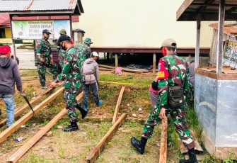 Satgas Pamtas RI-Malaysia Yonif 407/Padma Kusuma, Pos Mentari melaksanakan karya bhakti pembangunan Lapak/tempat berjualan bagi warga yang kurang mampu, yang difasilitasi oleh Kecamatan Badau dalam rangka membantu kesulitan masyarakat.Kabupaten Kapuas Hulu, Kalbar. Rabu (25/11/2020