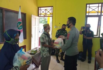 Persatuan Guru Republik Indonesia (HUT PGRI)  dan Hari Guru Nasional (HGN) tahun 2020, PGRI Cabang kecamatan Tulis menggelar Bakti Sosial membagikan sembako terhadap warga terdampak COVID-19 di kantor sekretariat PGRI setempat, Kamis (26/11/2020).