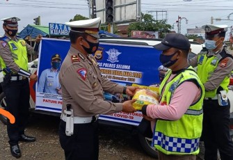 Polres Seluma Bagikan Sembako Kepada Juru Parkir