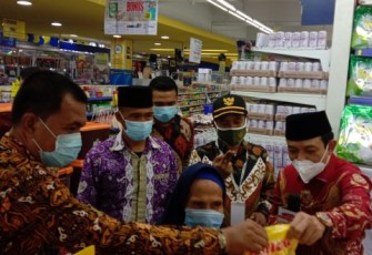 Plt Wali Kota Bengkulu Dedy Wahyudi Temani Janda Tua Belanja Gratis di Mall
