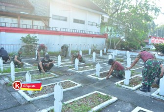 Para Anggota Kodim 0808/Blitar Tengah Membersihkan Pusara Pahlawan Kemerdekaan Indonesia (foto : Faisal NR / Klikwarta.com) 