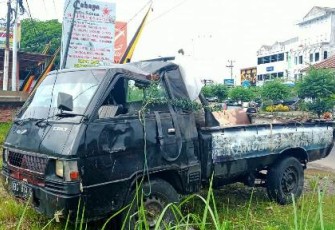 Kondisi Mobil Usai Mengalami Kecelakaan Tunggal 
