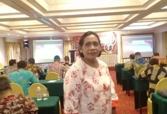 Camat Taniwel Timur Kabupaten Seram Bagian Barat Mery Matitale 