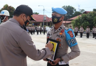 Kapolres Musi Rawas AKBP Efrannedy Melakukan Upacara Pemberhentian Dengan Tidak Hormat Kepada Dua Personel Polres Musi Rawas