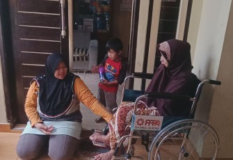 Oom Komasih (73) Sedang Duduk Termenung