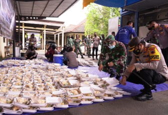 Kapolres Batang AKBP Edwin Louis Sengka dan Dandim 0736/Batang Letkol Arh. Yan Eka Putra memberikan semangat para petugas yang sedang mengolah bahan makanan di dapur umum bagi warga terdampak COVID-19 di Halaman belakang Mapolres Batang, Kamis (3/12/2020).