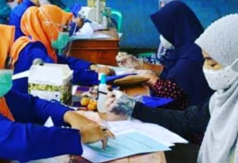 Disdik Kota Bengkulu dan BPRS Fadhilah Salurkan Buku Tabungan Seragam Siswa