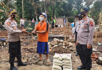 Kepolisian Resor Batang melalui Polres Batang Peduli menyerahkan bantuan untuk korban musibah kebakaran yang menimpa dua rumah warga di desa Harjowinangun Barat kecamatan Tersono kabupaten Batang Kamis (10/12/2020)