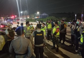 Dandim Batang Letkol Arh Yan Eka Putra bersama Forkopimda melaksanakan patroli bersama digereja, pos pelayanan natal dan tahun baru yang ada di wilayah Kota Batang. Kamis (24/12/20) malam