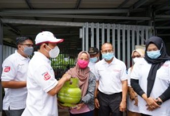 Wakil Walikota Bengkulu Dedy Wahyudi  Saat Launching Kartu Pelanggan Gas Elpiji 3 Kg Yang Berlangsung Disalah Satu Pangkalan Gas di Kelurahan Kandang Mas