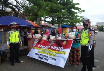 Polantas Polres Bengkulu Selatan Bagikan Beras Untuk Pedagang Kecil 