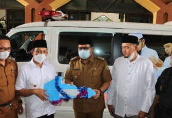 Wakil Wali Kota Bengkulu Dedy Wahyudi Saat Menyerahkan Mobil Ambulans Kepada Ketua Pengurus Harian LDII Provinsi Bengkulu H Meri Sasdi 