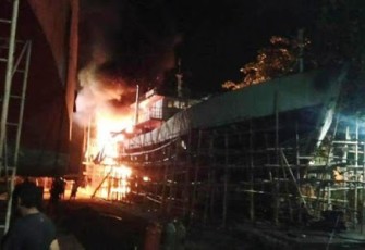 Satu Unit Kapal Penampung Ikan Terbakar