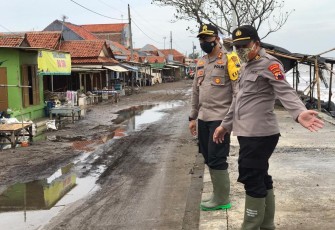 Kapolres Pekalongan Kota Akbp M Irwan Susanto  S.I.K, S.H, M.H, bersama Kapolsek Pekalongan Utara Kompol Kautsar Ali ,Sos, S.i.k melaksanakan kunjungan/sambang warga yang terkena rob, Minggu ( 3/1/2021)