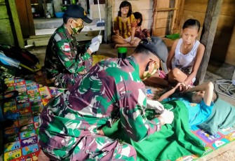 Pamtas RI-MLY Yonif 407/PK Melaksanakan Khitanan Door To Door Dengan Mendatangi Warga Yang Tidak Mampu di Dusun Lubuk Kedang