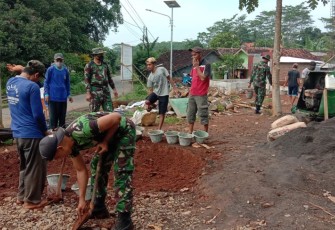 Komandan Koramil 10/Batang Kapten Inf Bardi Beserta Anggota Melaksanakan Kegiatan Karya Bakti Pembangunan Masjid Baitusalam