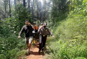 Anggota Polsek Tersono, Koramil, BPBD, relawan di bantu warga mengevakuasi korban dan membawa ke Rumah Sakit Limpung Sabtu 9/1/2020