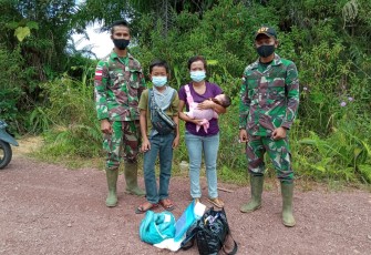 Satgas Pamtas RI-MLY Yonif 407/Padmakusuma Pos Mentari Amankan Tiga Orang Pekerja Migran Indonesia (PMI) Non Prosedural Yang Berusaha Masuk Kembali ke Indonesia dari Malaysia