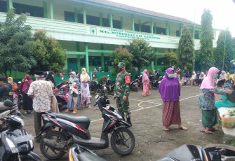 Babinsa Lakukan Pengawasan Pendistribusian Bantuan BLT APBD Untuk 839 Kepala Keluarga 
