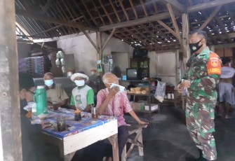 Babinsa Desa Demangan Koramil 10/Sambi Kodim 0724/Boyolali Sertu Agus Budiyanto Melaksanakan Kegiatan Komsos Bersama Warga