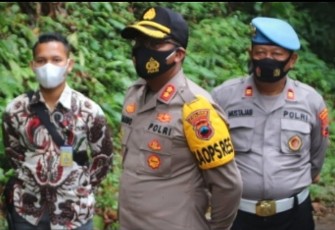 Kapolres Pekalongan AKBP Darno, S.H., S.I.K. meminta kepada seluruh Bhabinkamtibmas yang ada di wilayah hukumnya untuk memantau daerah rawan banjir, mengingat saat ini hujan terus terjadi.