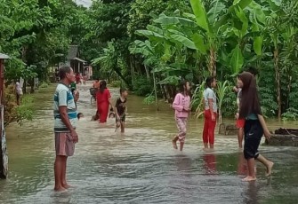 Anak anak Bermain Air Saat Banjir