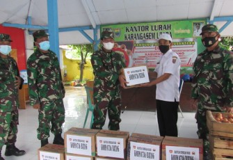 Komandan Kodim 0736/Batang Letkol Arh Eka Yan Putra bersama Kasdim Mayor Kav Haryono dan Perwira Staf Turun Langsung Meninjau Banjir Serta Memberikan Bantuan Sembako Kepada Korban Banjir di Dk Kutosari 