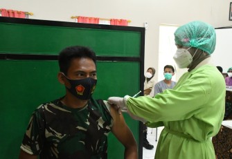 Tenaga medis Kodam IV/Diponegoro menerima vaksinasi Covid-19 tahap pertama di Rumah Sakit Bhakti Wira Tamtama
