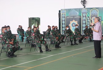 Puluhan Prajurit Tamtama Bintara dan Perwira Serta Persit Yonif 403/WP 