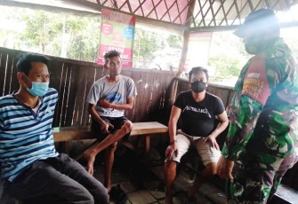 Babinsa Koramil 10/Wuryantoro Kodim 0728/Wonogiri Sertu Rukimin, melaksanakan Komsos bersama Warga di wilayah guna mempererat silaturahmi antara TNI dan Rakyat, Jumat  (22/1).