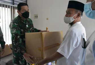 Danrem 074/Warastratama Kolonel Inf Rano Tilaar bersama Ustaz Abu Bakar Ba'asyir saat kunjungan silaturahmi di Pondok Pesantren (Ponpes) Al Mukmin Ngruki Kabupaten Sukoharjo Jawa Tengah