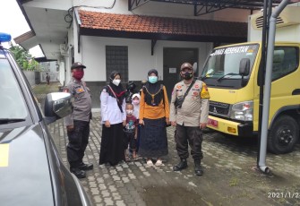 Anggota Polsek Gemuh Kawal Pengambilan Vaksin Covid-19