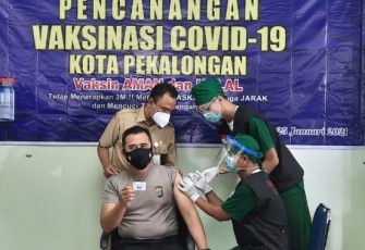 Kapolres Pekalongan Kota AKBP M. Irwan Susanto, S.I.K., S.H., M.H.,.mengikuti penyuntikan vaksin Sinovac di Rumah Sakit Umum Daerah Bendan, Kota Pekalongan, Senin (25/1/2021).  