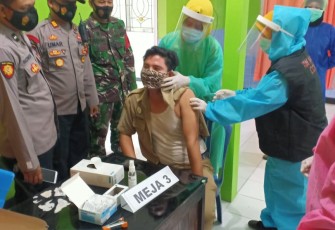 Kapolsek Gemuh AKP Abdullah Umar Laksanakan Monitoring Vaksinasi Tahap Pertama Untuk Tenaga Kesehatan di Wilayah Kecamatan Gemuh