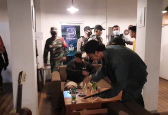 Anggota Koramil 01/Sragen Serka Eko Siswanto bersama anggota Polsek dan Kecamatan Sragen secara bersinergi menggelar Patroli penegakan disiplin Covid-19 dan penerapan PPKM, Senin (25/1) Malam.