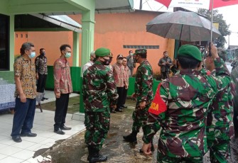 Komandan Korem 073/Makutarama Kolonel Inf Ari Yulianto, S.I.P melakukan kunjungan kerja ke Koramil-Koramil jajaran Kodim 0715/Kendal Kabupaten Kendal Jawa Tengah. Selasa (26/1/2021).