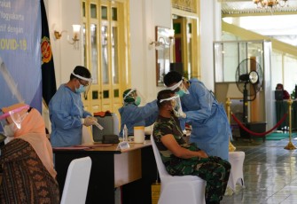 Kolonel Caj Yohanes Yudy Catur P., S.H., M.Si. Kasipers Rem 072/Pmk terima dosis kedua vaksin Sinovac